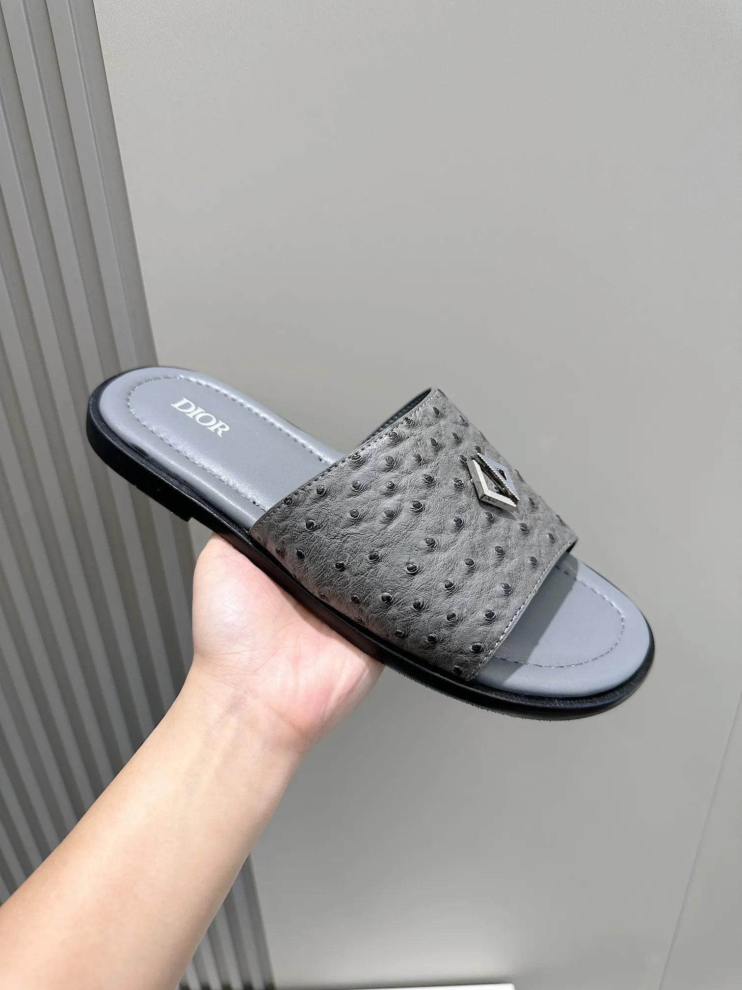 P320 [DIOR] Size 39-44 (38.45 custom-made) 2024ss Dior’s latest men’s slippers are a must-have. Dior Alias ​​Men's Genuine Leather Slippers This summer new Alias ​​sandal embodies a casual and elegant style. Carefully crafted from grained cow leather and Oblique printed fabric, with cowhide lining! Cross-strap design with metal-clad brass CD Diamond logo. The imported cowhide leather and rubber sole adds sophistication and comfort, while Oblique print-effect anti-slip panels add style.